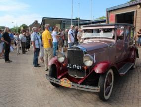 Grote belangstelling voor oldtimers op 2e Pinksterdag Lienden.